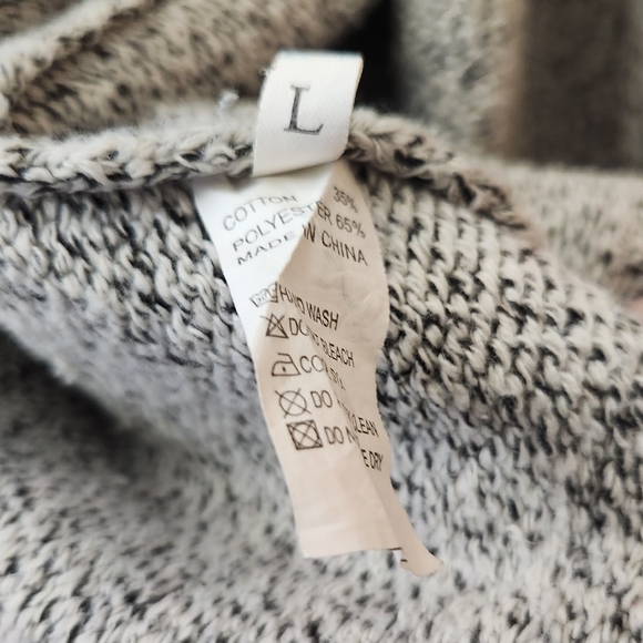 Gray & White Open Front Cardigan with Pockets - Picture 13 of 14